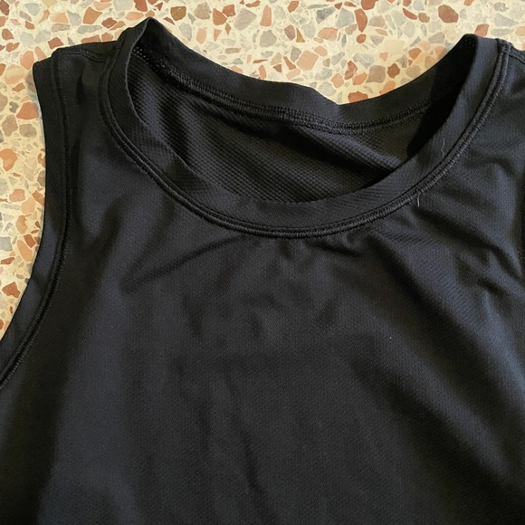 Lululemon textured singlet Tank - Picture 2 of 6